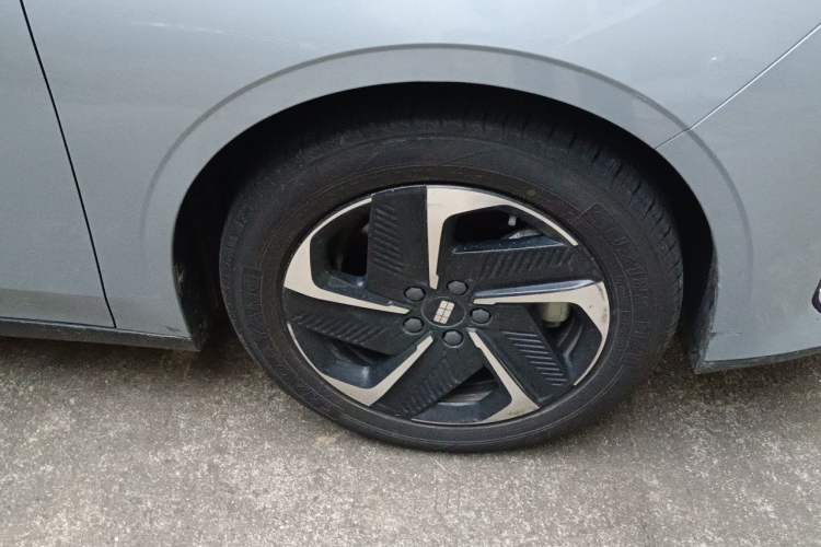 Used Geely Galaxy L6 2023 125km MAX Right Front Wheel Hub