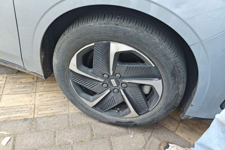 Used Geely Galaxy L6 2023 125km MAX Right Front Wheel Hub