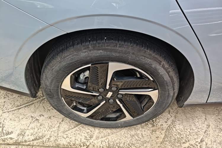 Used Geely Galaxy L6 2023 125km MAX Right Rear Wheel Hub