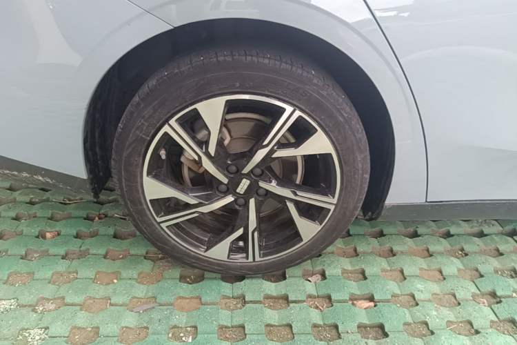 Used Geely Galaxy L6 2023 125km Starship Right Rear Wheel Hub
