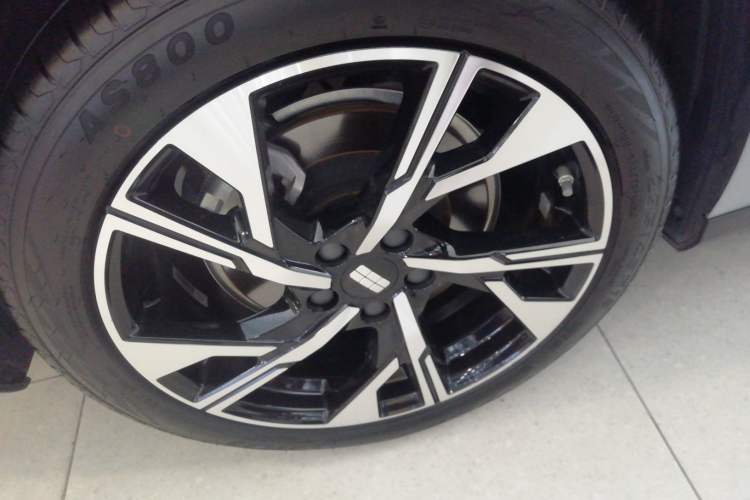 Used Geely Galaxy L6 2023 125km Starship Right Rear Wheel Hub