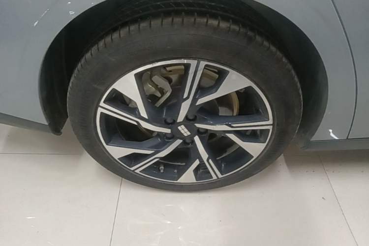 Used Geely Galaxy L6 2023 125km Starship Right Rear Wheel Hub