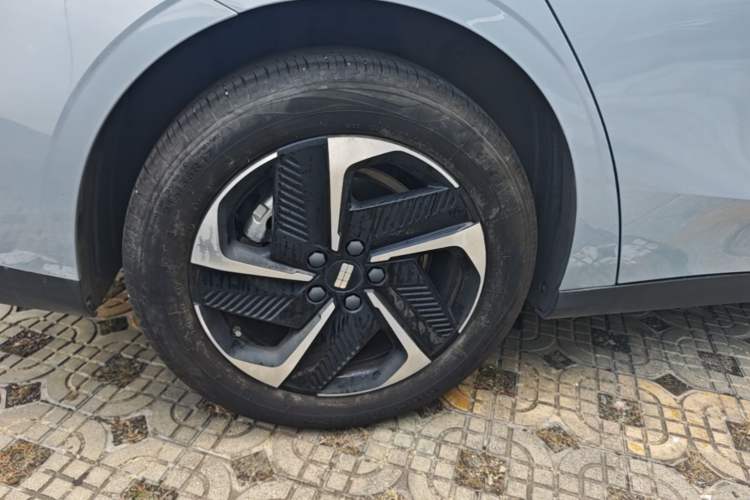 Used Geely Galaxy L6 2023 125km PLUS Right Rear Wheel Hub