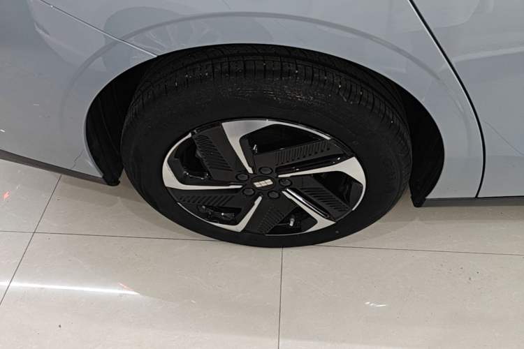 Used Geely Galaxy L6 2023 125km MAX Right Rear Wheel Hub