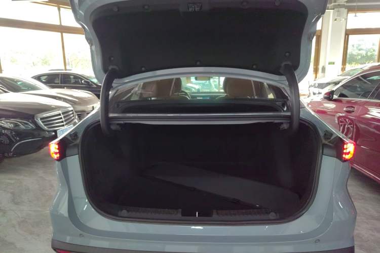 Used Geely Galaxy L6 2023 125km Starship Trunk