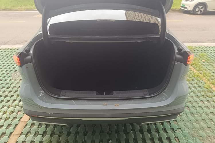 Used Geely Galaxy L6 2023 125km Starship Trunk