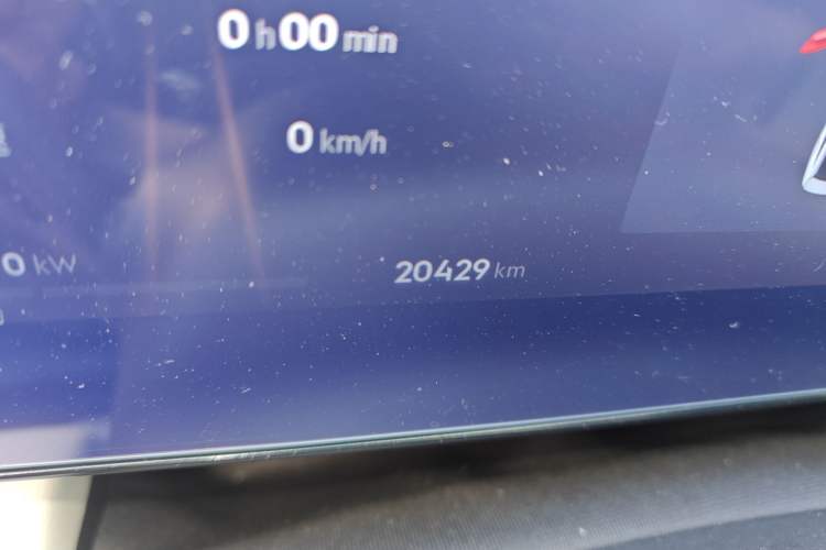 Used Geely Galaxy L6 2023 125km MAX Odometer Close Up