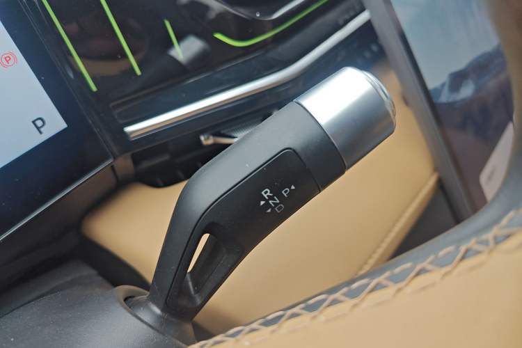 Used Geely Galaxy L6 2023 125km Starship Gear Lever