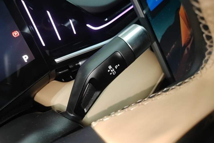 Used Geely Galaxy L6 2023 125km Starship Gear Lever