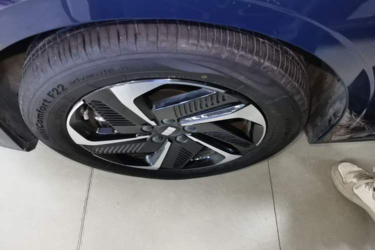 Used Geely Galaxy L6 2023 125km MAX Left Front Wheel Hub