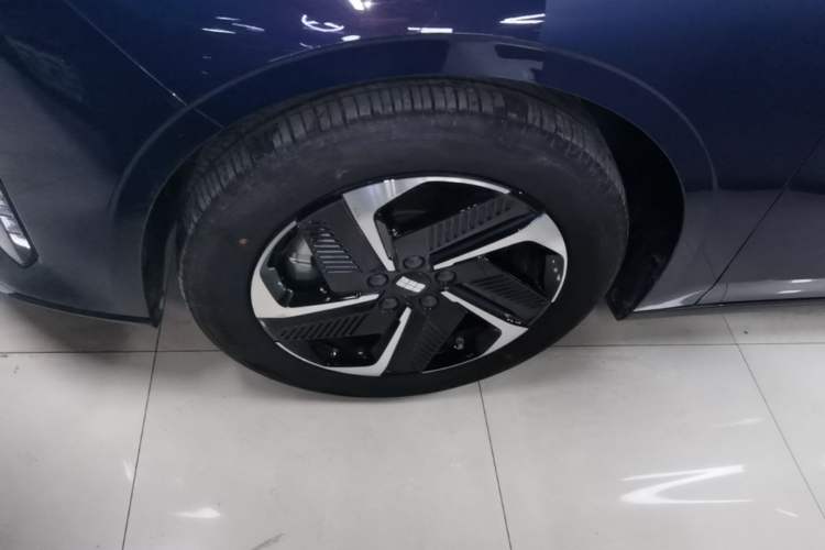 Used Geely Galaxy L6 2023 125km MAX Left Front Wheel Hub
