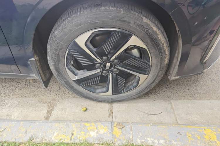 Used Geely Galaxy L6 2023 125km MAX Right Front Wheel Hub