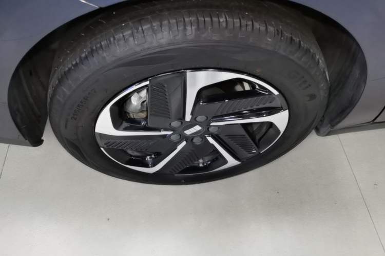 Used Geely Galaxy L6 2023 125km MAX Right Rear Wheel Hub