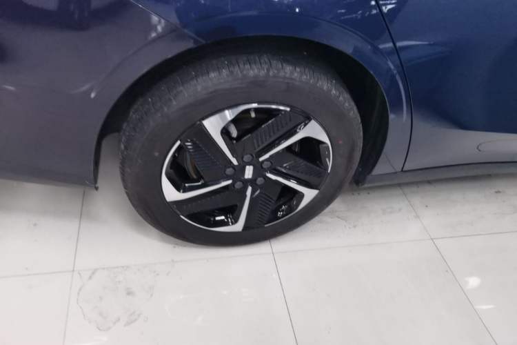 Used Geely Galaxy L6 2023 125km MAX Right Rear Wheel Hub