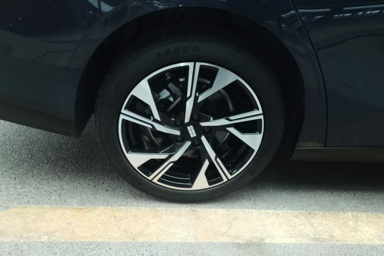 Used Geely Galaxy L6 2023 125km Starship Right Rear Wheel Hub