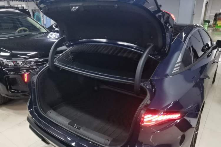 Used Geely Galaxy L6 2023 125km MAX Trunk