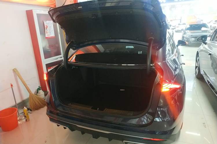 Used Geely Galaxy L6 2023 125km MAX Trunk