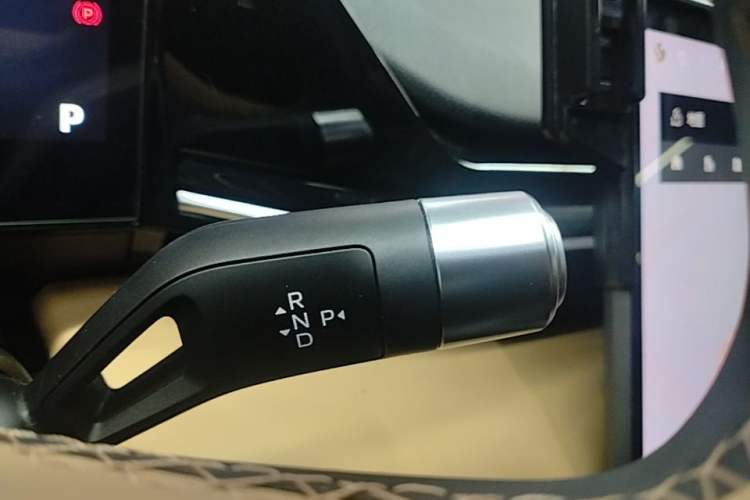 Used Geely Galaxy L6 2023 60km AIR Gear Lever