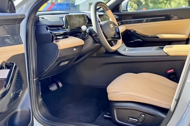 Used Geely Galaxy L6 2023 125km Starship Interior 5