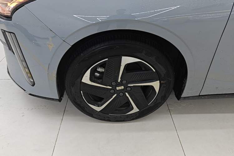 Used Geely Galaxy L6 2023 125km MAX Left Front Wheel Hub