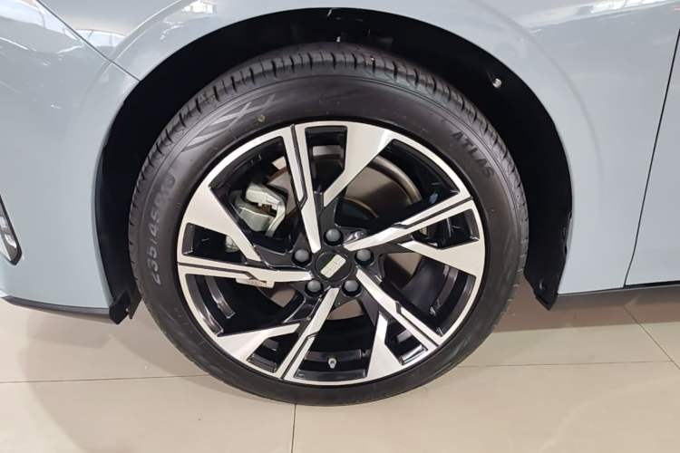 Used Geely Galaxy L6 2023 125km Starship Left Front Wheel Hub