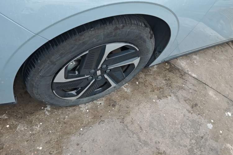 Used Geely Galaxy L6 2023 60km PLUS Left Front Wheel Hub