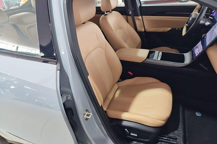 Used Geely Galaxy L6 2023 125km Starship Right Front Seat