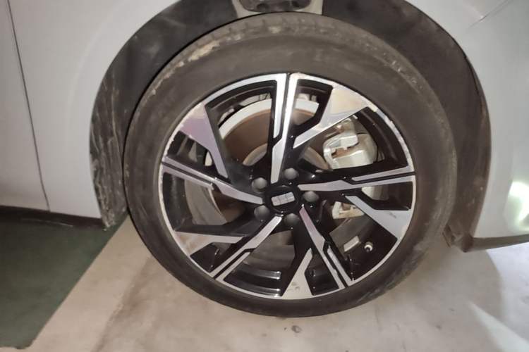 Used Geely Galaxy L6 2023 125km Starship Right Front Wheel Hub