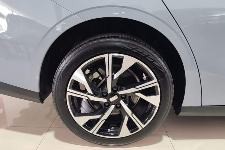 Used Geely Galaxy L6 2023 125km Starship Right Rear Wheel Hub