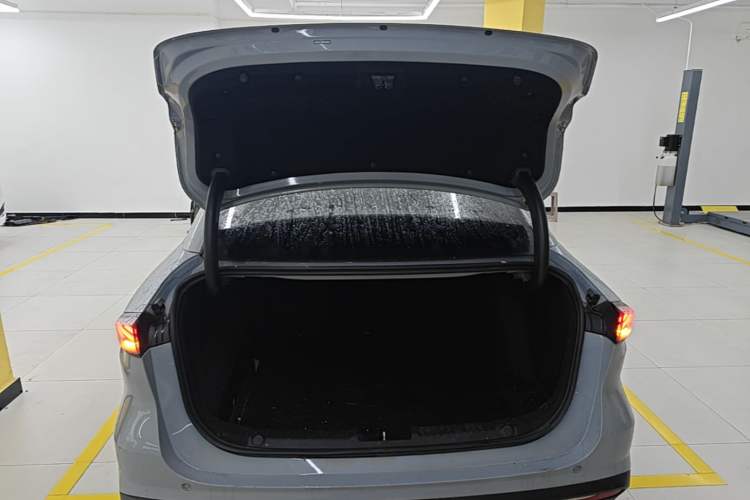 Used Geely Galaxy L6 2023 125km MAX Trunk