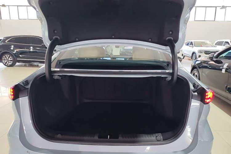 Used Geely Galaxy L6 2023 125km Starship Trunk