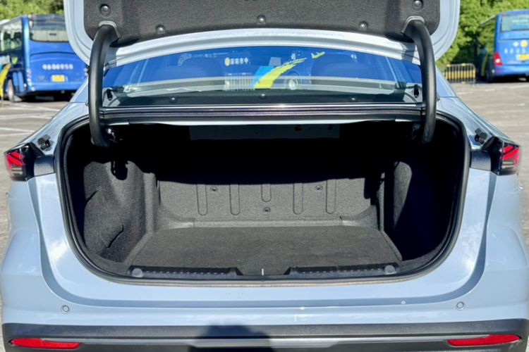 Used Geely Galaxy L6 2023 125km Starship Trunk