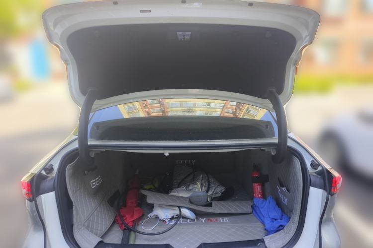 Used Geely Galaxy L6 2023 125km Starship Trunk