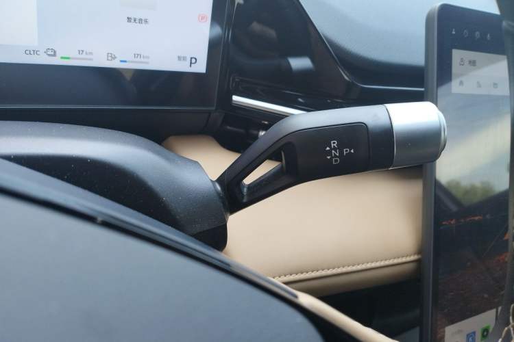 Used Geely Galaxy L6 2023 60km PLUS Gear Lever