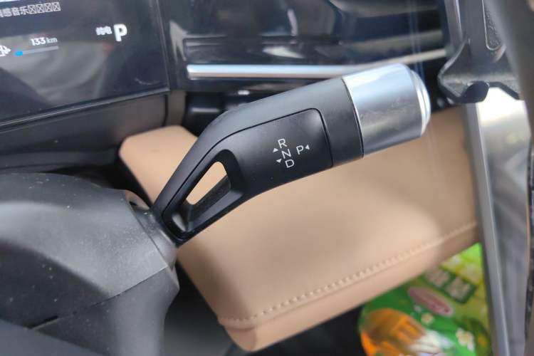Used Geely Galaxy L6 2023 125km PLUS Gear Lever