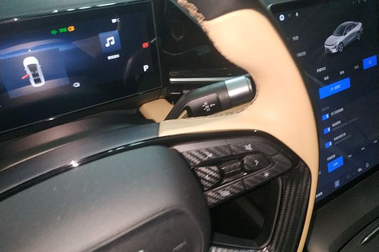 Used Geely Galaxy L6 2023 125km PLUS Gear Lever