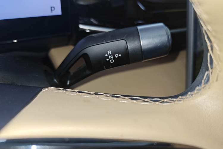 Used Geely Galaxy L6 2023 60km PLUS Gear Lever