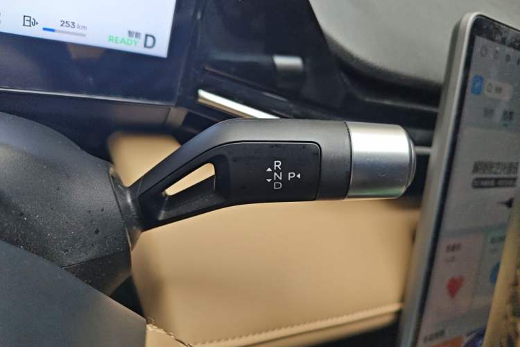 Used Geely Galaxy L6 2023 125km PLUS Gear Lever