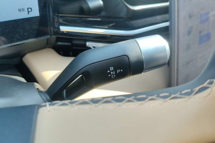 Used Geely Galaxy L6 2023 60km PLUS Gear Lever