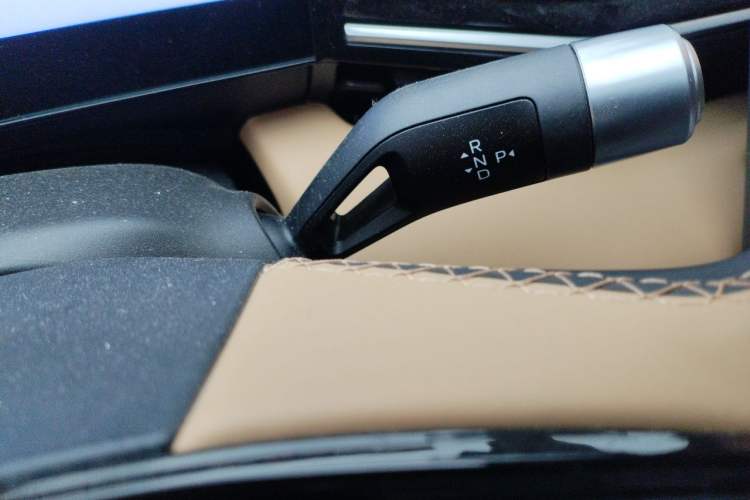 Used Geely Galaxy L6 2023 60km PLUS Gear Lever