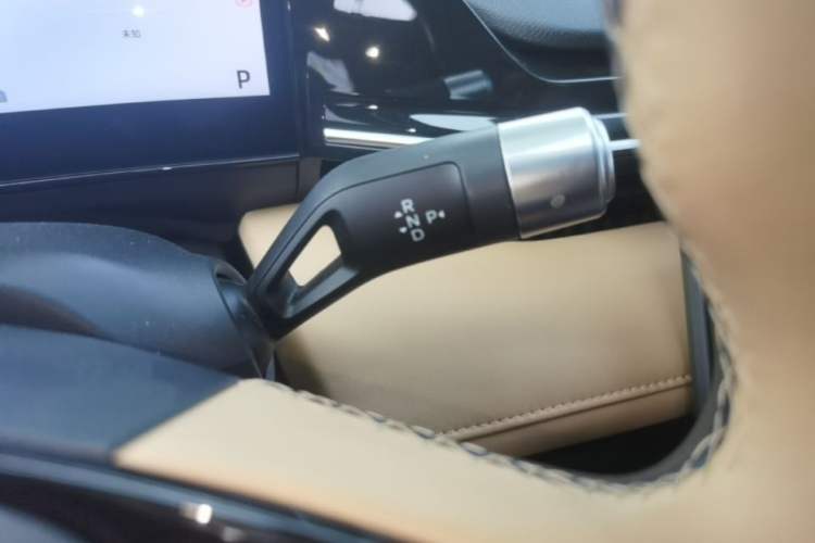Used Geely Galaxy L6 2023 60km PLUS Gear Lever