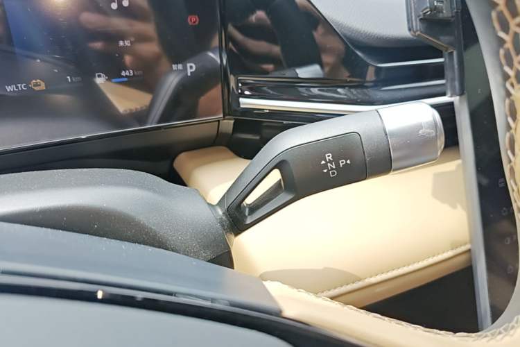Used Geely Galaxy L6 2023 125km PLUS Gear Lever