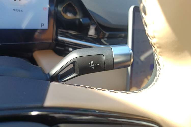 Used Geely Galaxy L6 2023 125km MAX Gear Lever