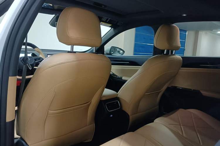 Used Geely Galaxy L6 2023 125km PLUS Interior 2