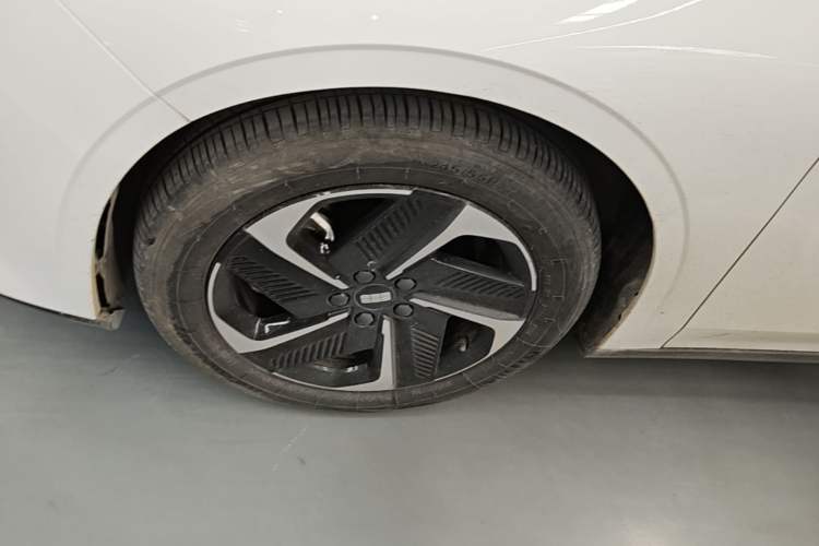Used Geely Galaxy L6 2023 125km MAX Left Front Wheel Hub