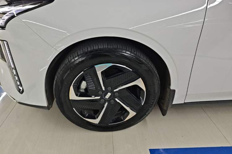 Used Geely Galaxy L6 2023 125km PLUS Left Front Wheel Hub