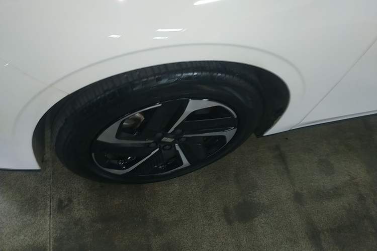 Used Geely Galaxy L6 2023 125km PLUS Left Front Wheel Hub