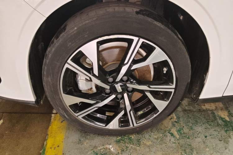 Used Geely Galaxy L6 2023 125km Starship Left Front Wheel Hub