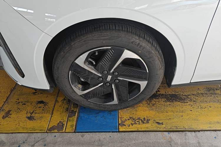 Used Geely Galaxy L6 2023 60km PLUS Left Front Wheel Hub