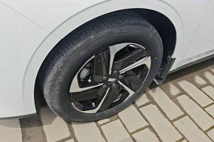 Used Geely Galaxy L6 2023 125km PLUS Left Front Wheel Hub